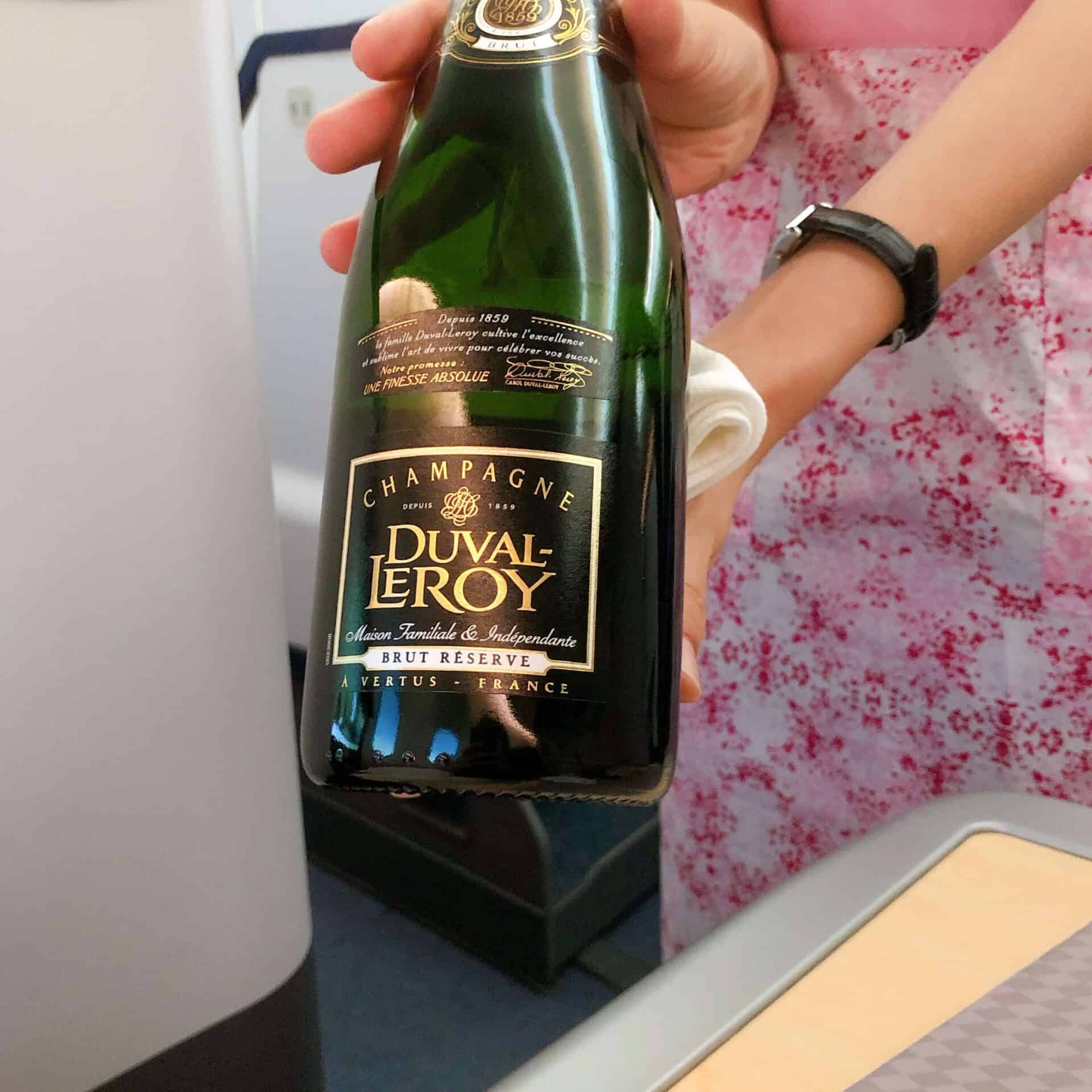 ビジネスクラスで提供されているシャンパン