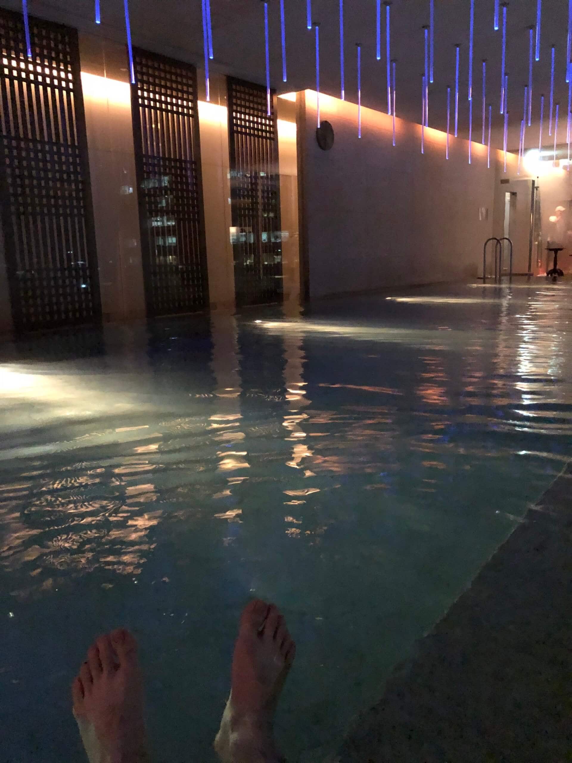 ライトアップされた夜のプール
