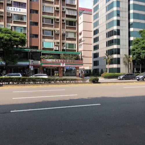 ホテルの向かい側にはファミリーマートとセブンイレブンあり