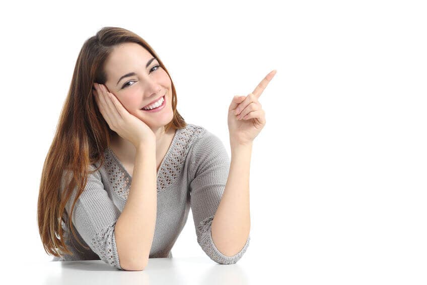指を指す女性