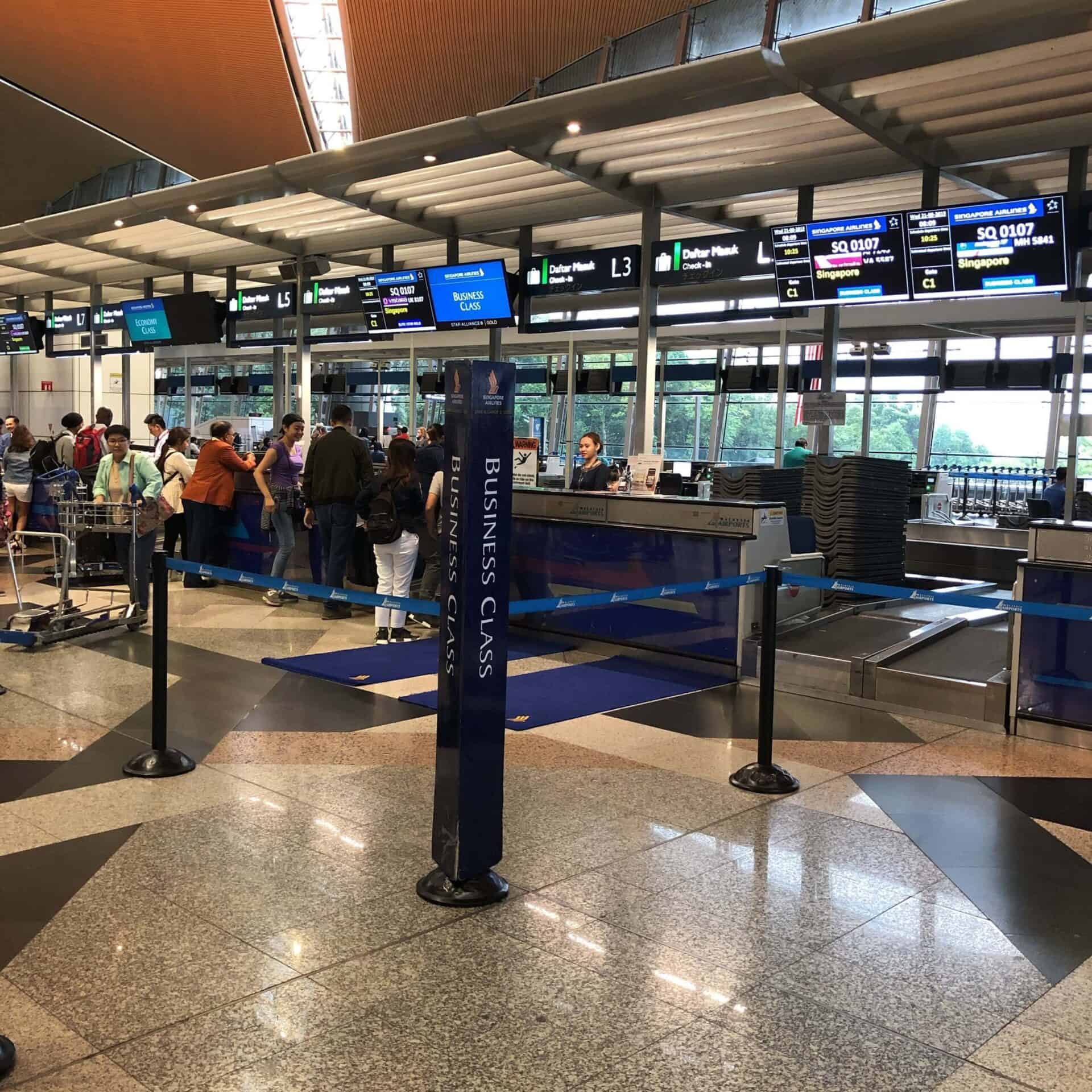 シンガポール航空ビジネスクラスチェックインカウンター