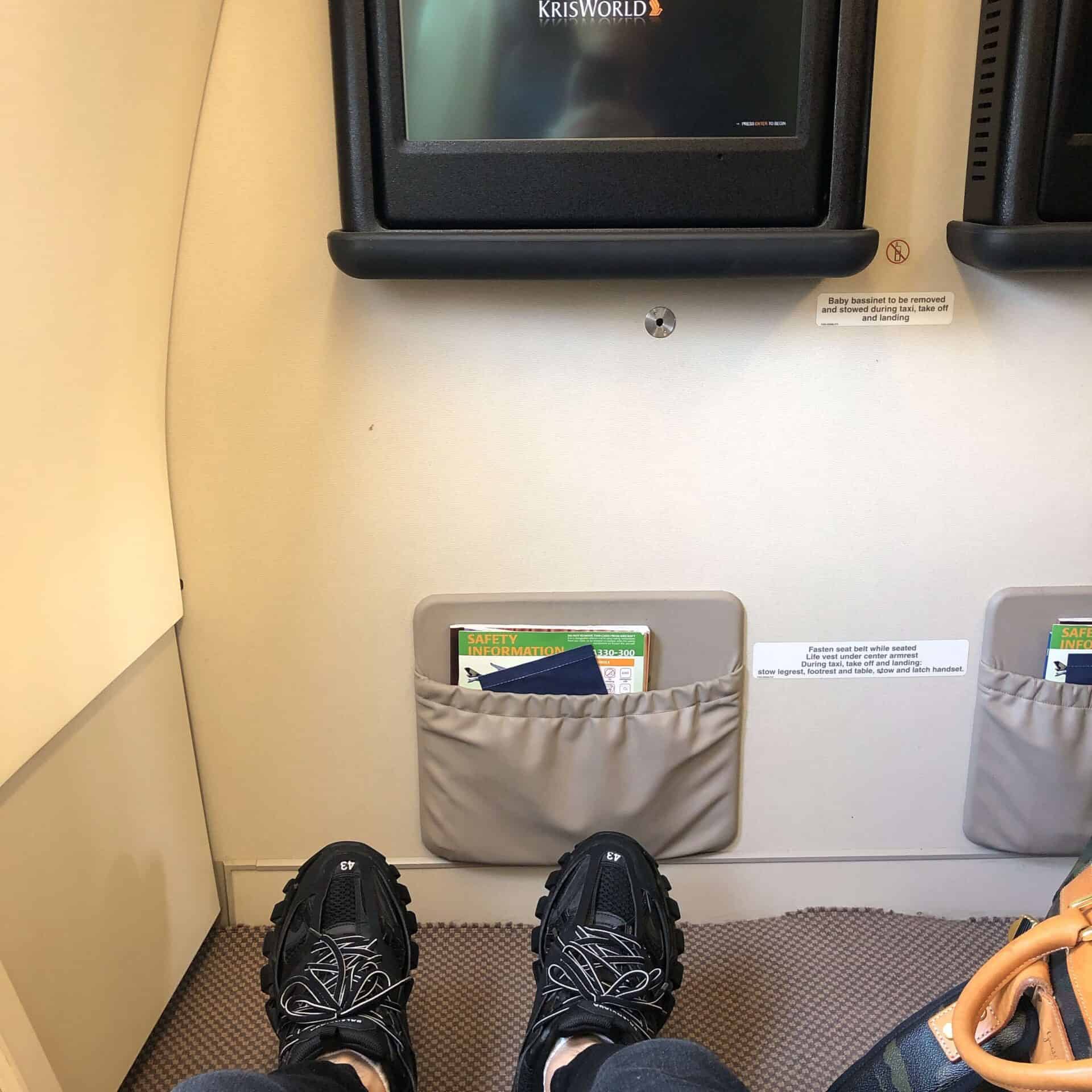 ビジネスクラスシート奥行き