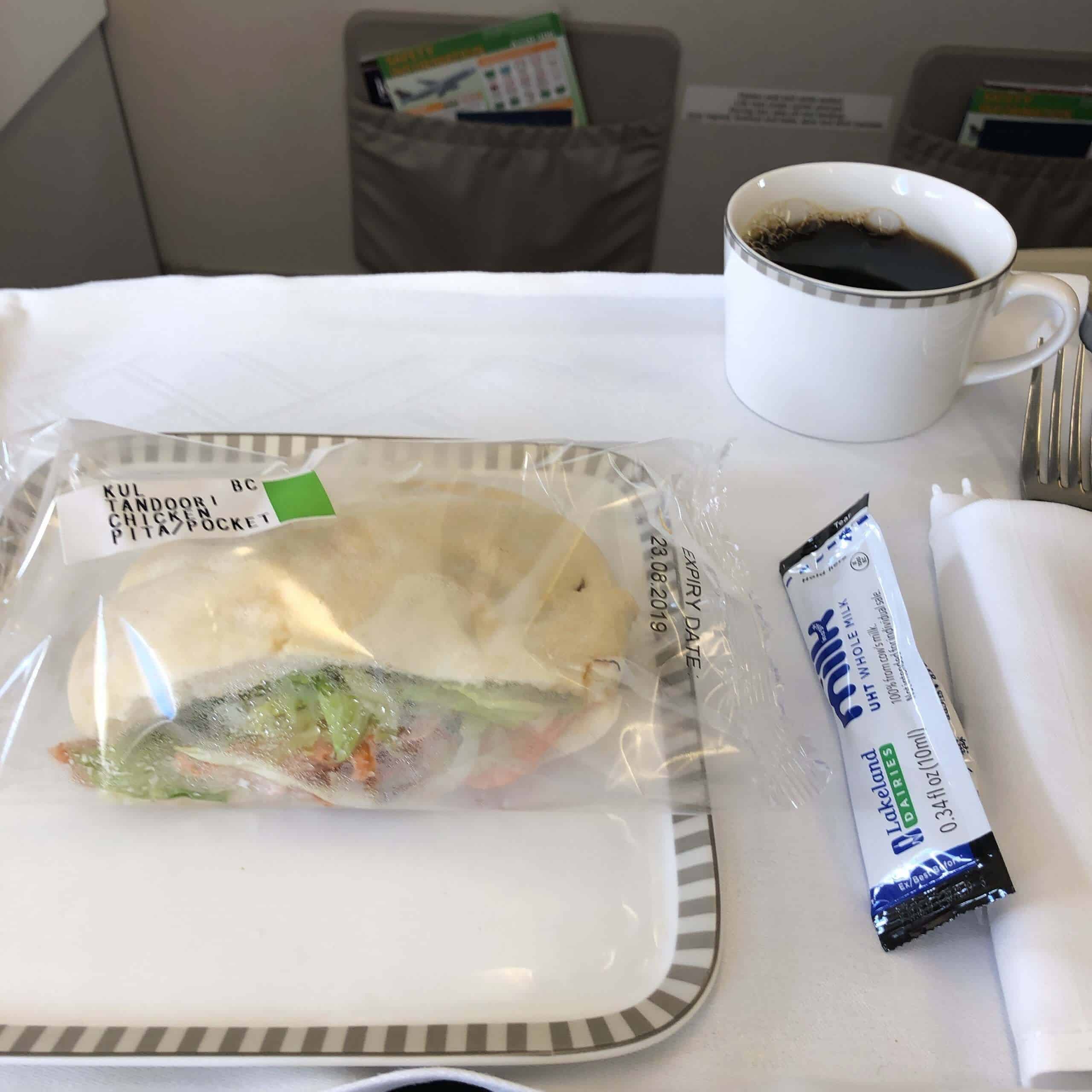 チキンサンドイッチとコーヒー