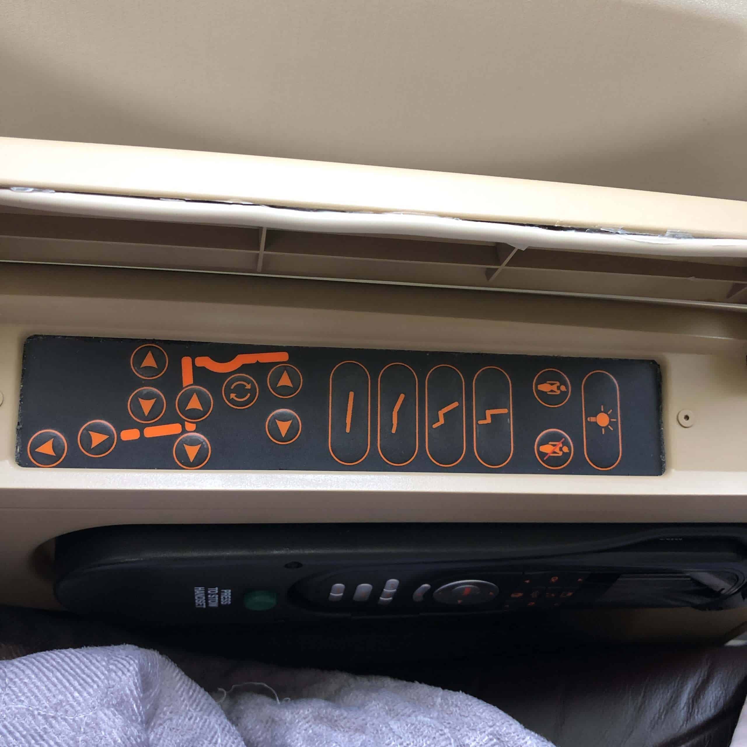 リクライニングの複雑なボタン