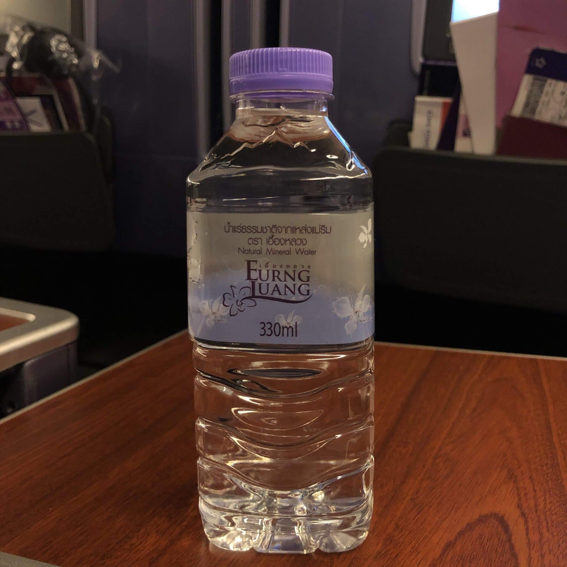 機内食終了後に配布されたミネラルウォーター