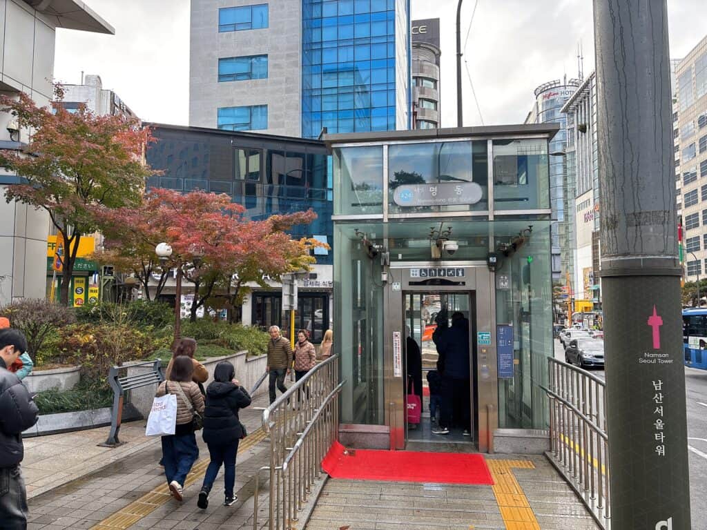 明洞駅1番出口付近のエレベーター