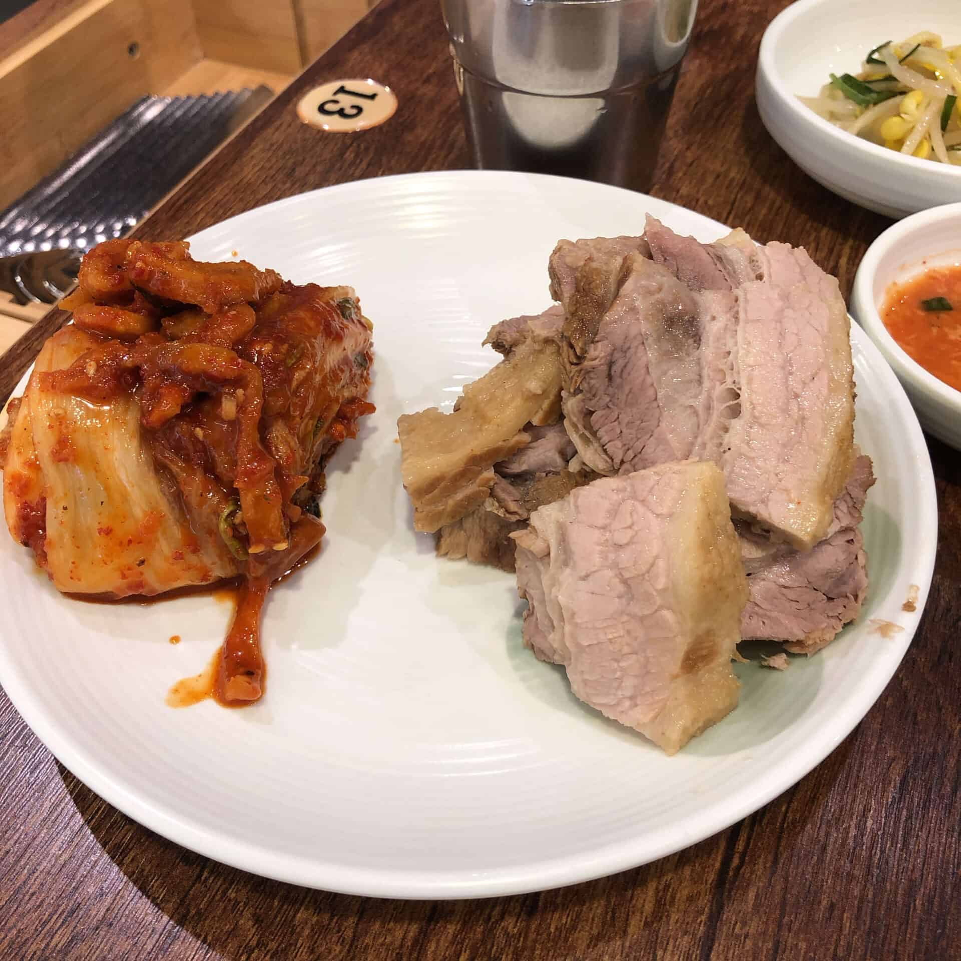 山盛りに盛り付けられたポッサムとキムチ