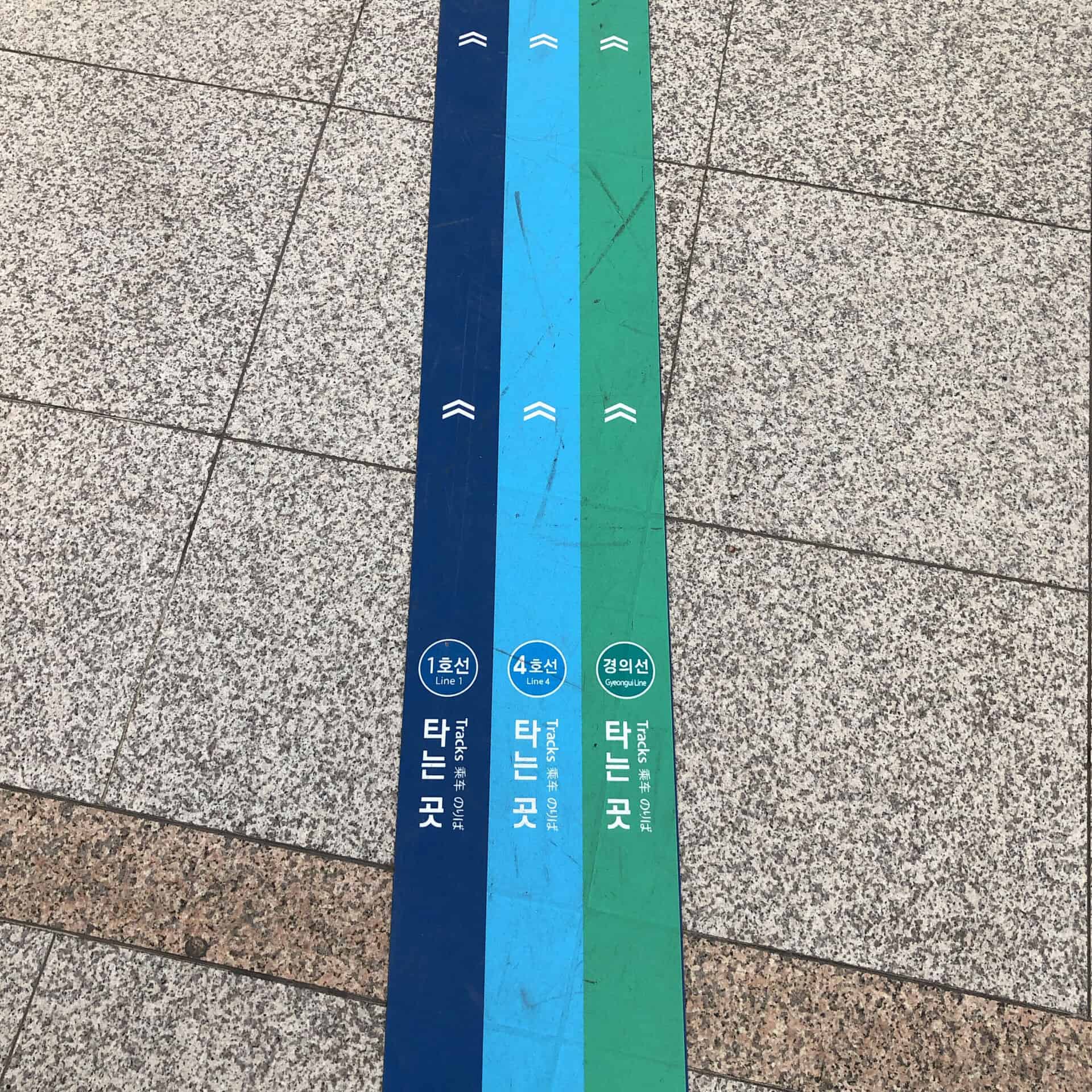 地面にあるテープの標識