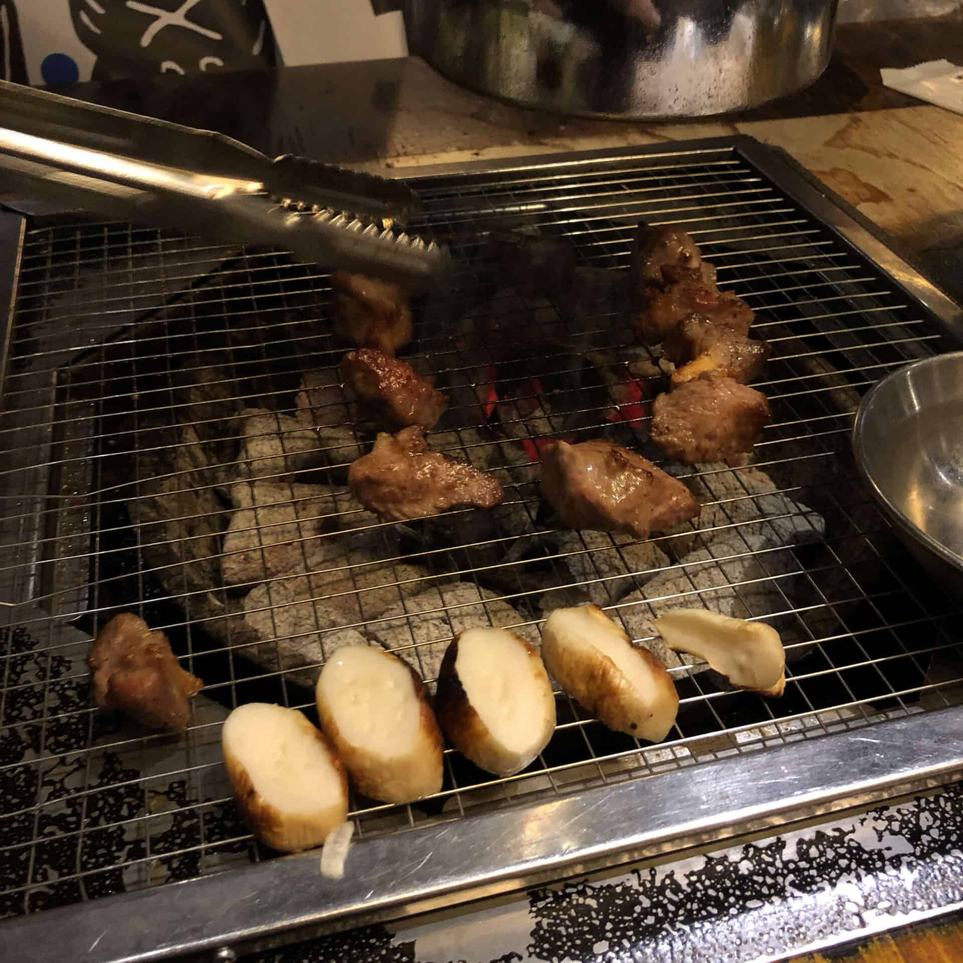 店員さんがお肉を焼いてくれてる様子