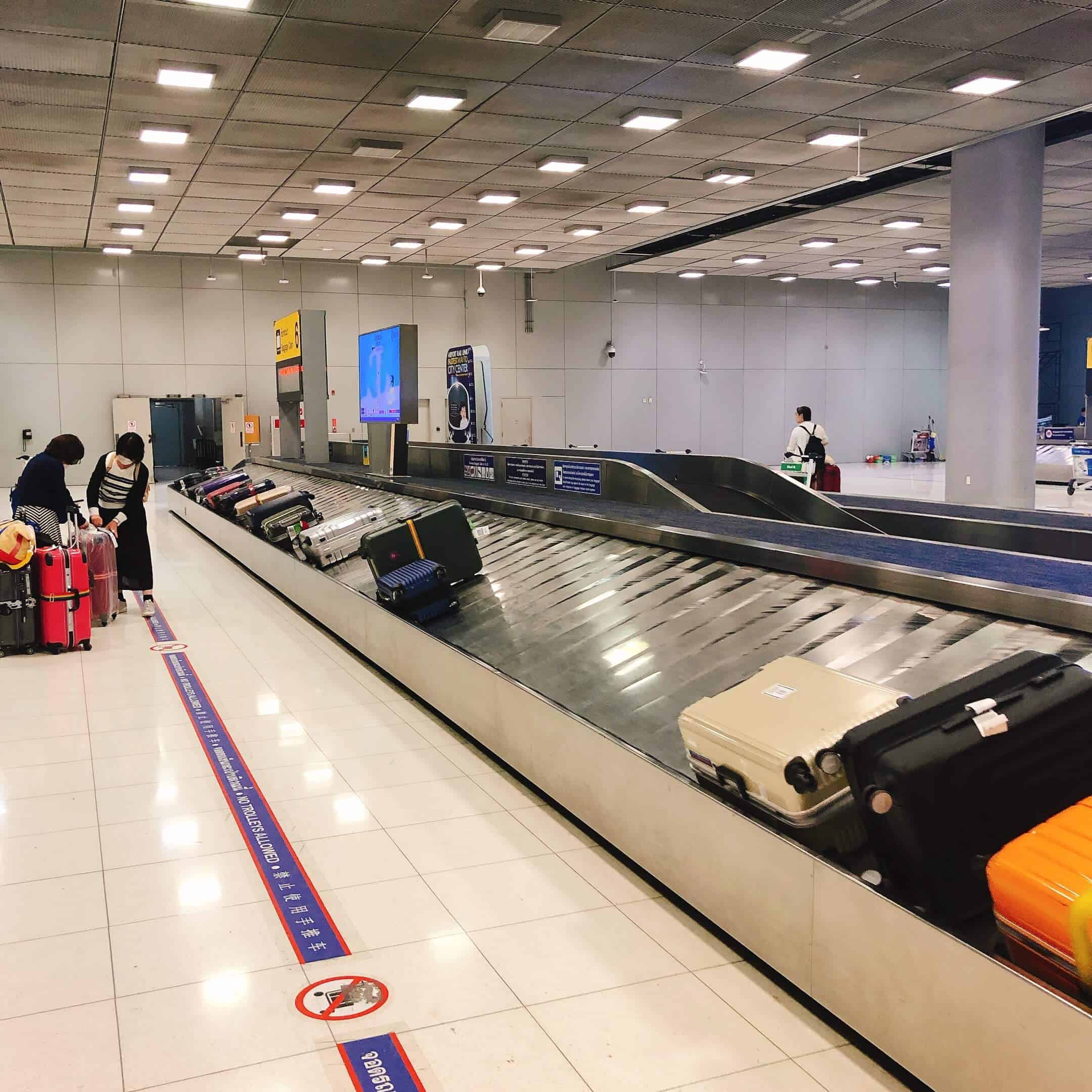 スワンナプーム国際空港の回転台で流されているキャリーケース