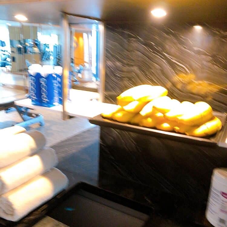 汗を拭くタオ売るやバナナなど