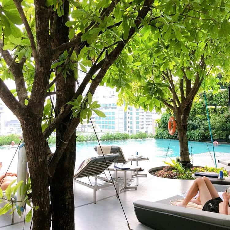 緑豊かなガーデンプール