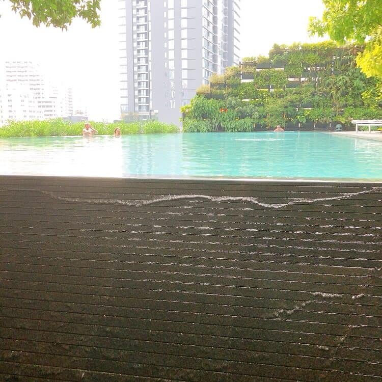 半屋外のデイベッドから見たプール