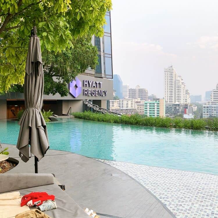 プールからはBTSも眺めることができる