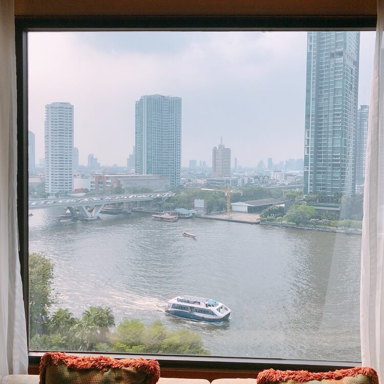 お部屋の窓からチャオプライヤー川を眺めることができる