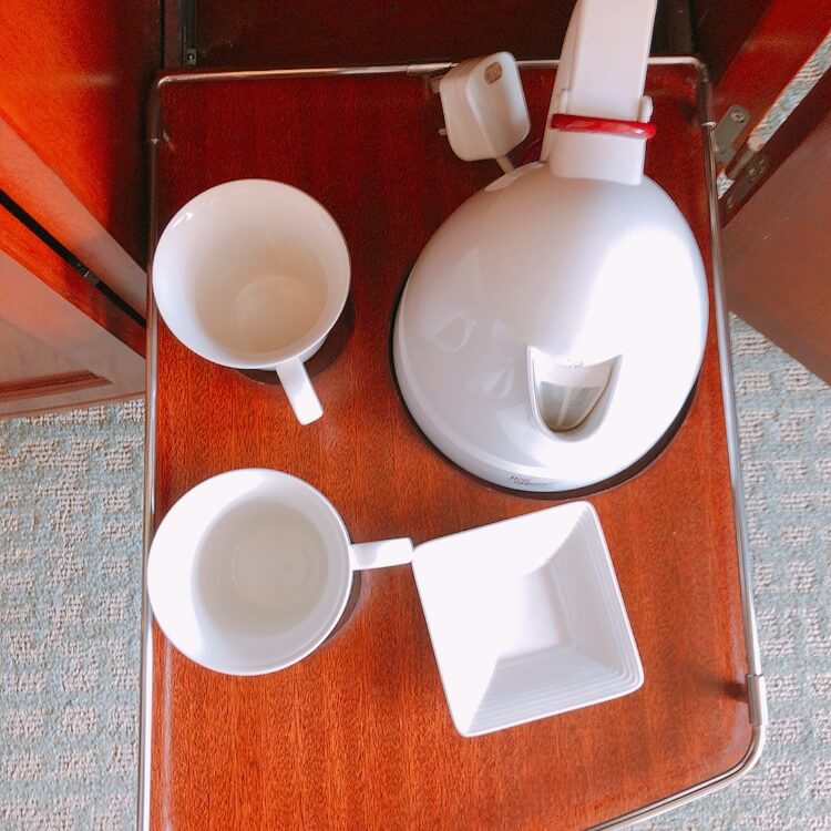 湯沸かし器とカップ