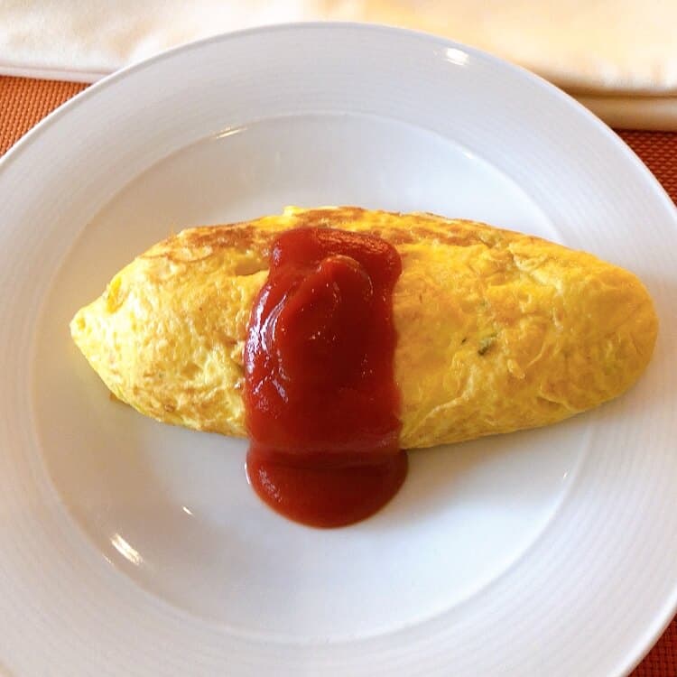 具材がたっぷり入ったオムレツ