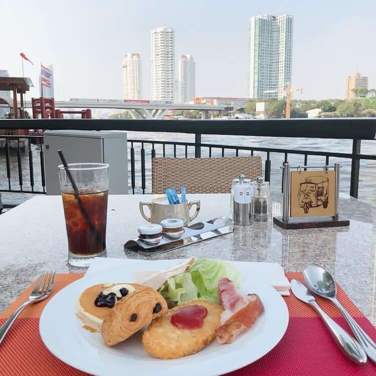 チャオプラヤー川を眺めながらいただく朝食