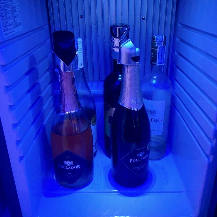 冷蔵庫の中には冷えたスパークリングワイン