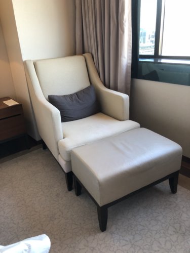 オットマン付きの一人がけソファー