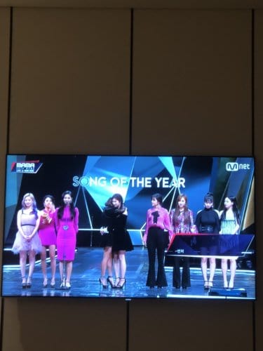 大画面でk-popアイドルのパフォーマンスを視聴できる