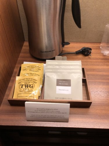 インスタントコーヒーとティーバッグ