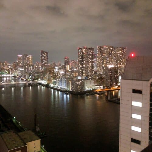 湾岸にたたずむ高層マンション群