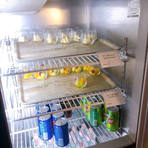 チーズの盛り合わせやフルーツの盛り合わせ