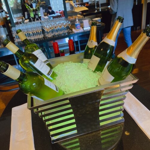 冷えたスパークリングワインや白ワイン