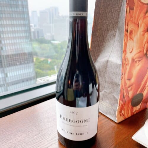 フルボトルの赤ワイン