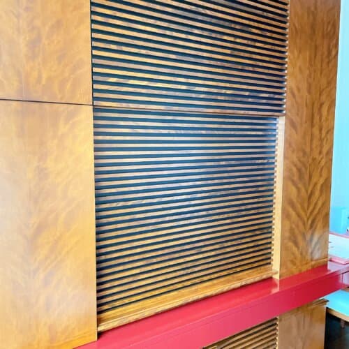 収納されているテレビ