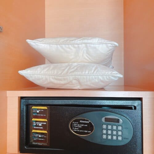 クローゼットの中に収納されている枕