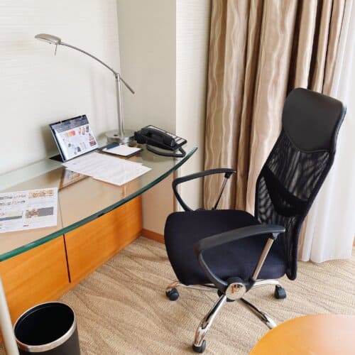 ビジネスデスクとチェア