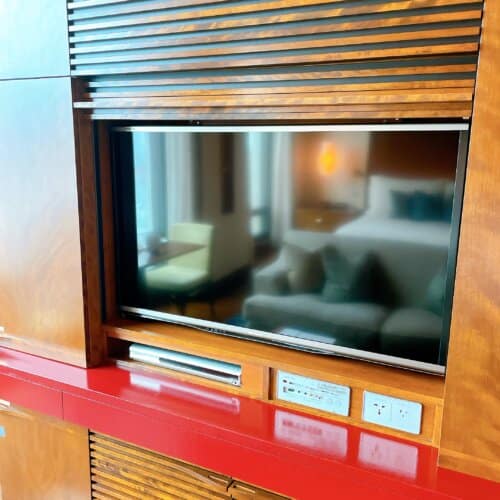 収納棚を開けたテレビ