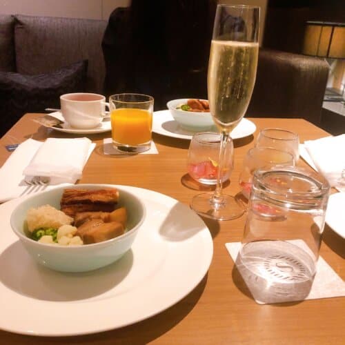 カクテルタイムに提供されたホットミールとスパークリングワイン