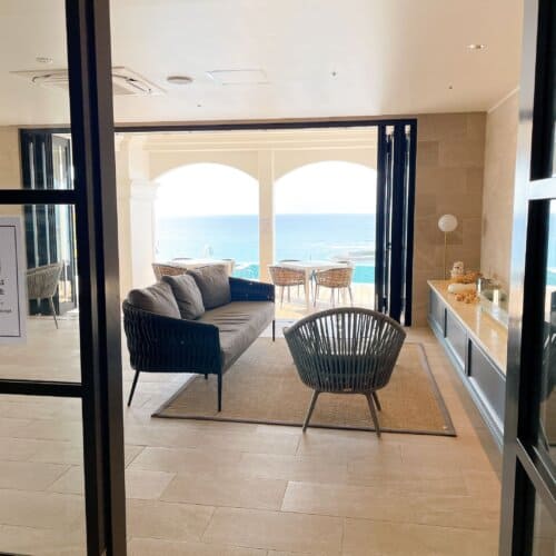 プールサイドにあるカフェ&バー