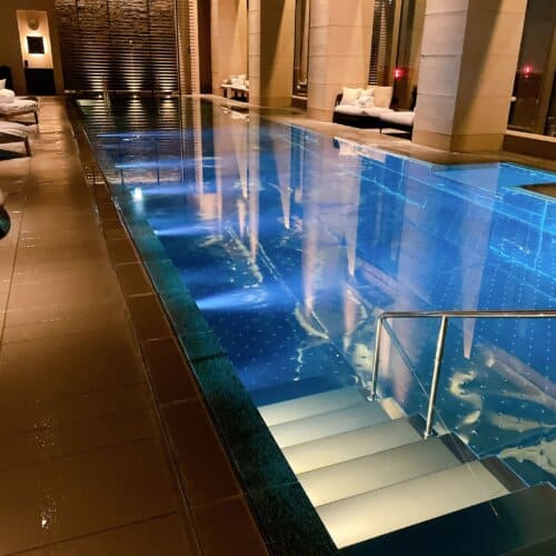 ライトアップされたプール