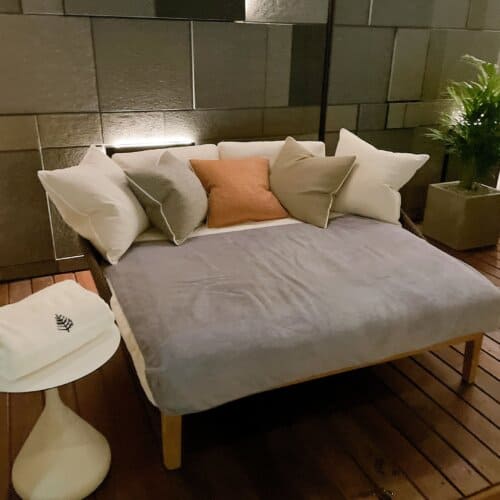 プールサイドにあるデイベッド