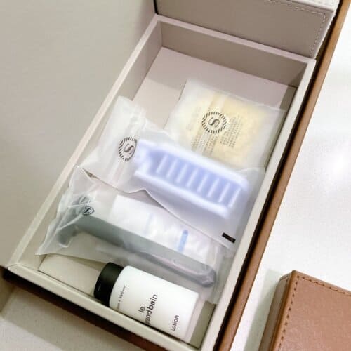 コームやカミソリなど