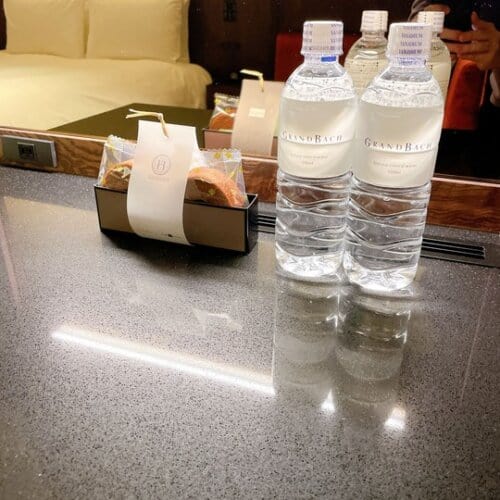 ミニバーに置かれているミネラルウォーターとバームクーヘン