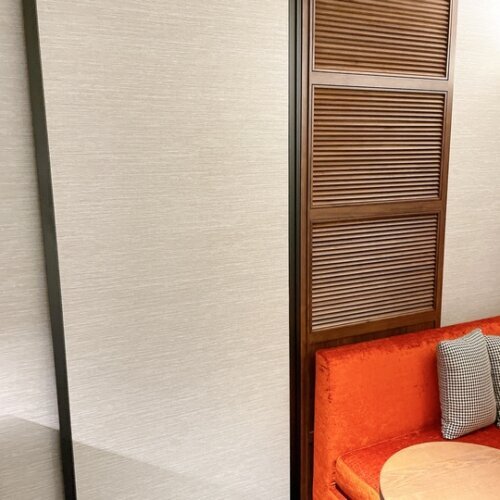 水回りとベッドルームの間にある可動式の仕切り