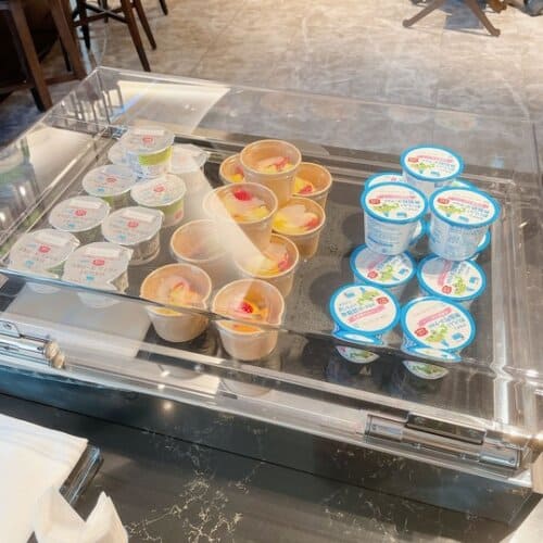 ヨーグルトにフレッシュフルーツ