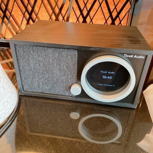 ベッドサイドにあるBluetoothスピーカー