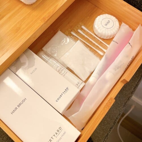 箱に収納された基礎アメニティ