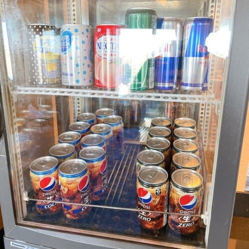 冷蔵庫の中に入っているソフトドリンク