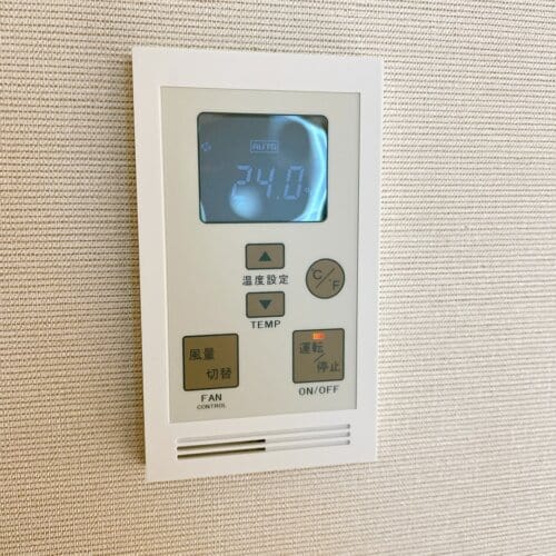部屋の空調管理ボタン