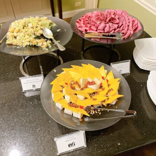 カクテルタイムに提供されたコールドミール