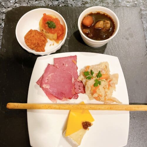 盛り付けた軽食