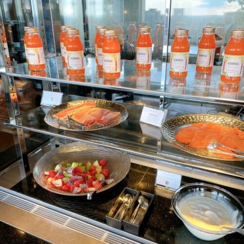 ビュッフェ台で提供されているコールドミール