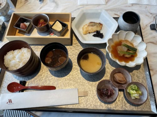 おぼん一式で運ばれてくるコンシェルジュラウンジの朝食